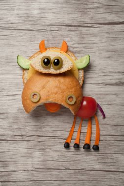 Komik inek ekmek ve taze sebze ile oluşan