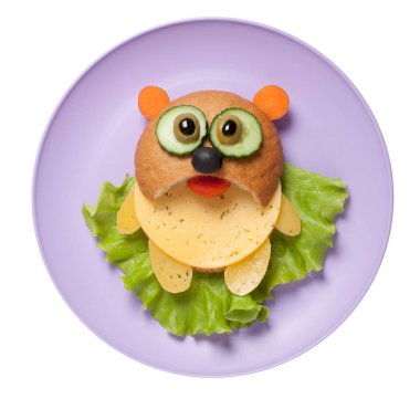 Ekmek, peynir ve sebze plaka üzerinde oluşturulan panda