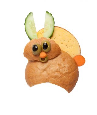 Ekmek ve peynir beyaz zemin üzerine yapılan sürpriz tavşan