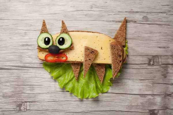 Funny kočka z chleba a sýra na palubě — Stock fotografie
