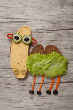 Ekmek ve peynir plaka üzerinde yapılan sürpriz tavşan 