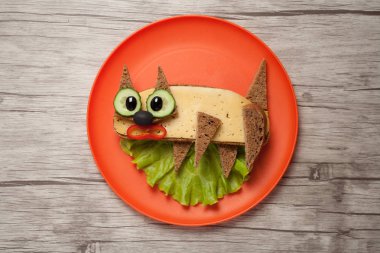 Plaka ve tahta üzerinde yapılan komik sandviç kedi