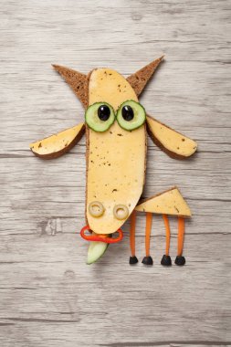 Ahşap tahta üzerinde oluşturulan komik sandviç keçi