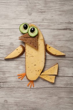 Ahşap arka plan üzerinde yapılan komik sandviç kuş