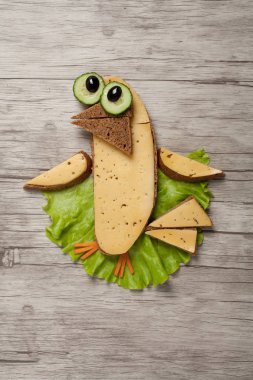 Ahşap arka plan üzerinde yapılan sandviç kuş eğlenceli