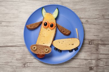 Siyah ekmek ve Peynir tabağı ve yönetim kurulu inek yapılmış