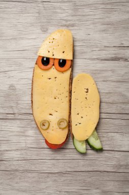 Ekmek ve peynir gemide ciddi kaplumbağa yapılmış