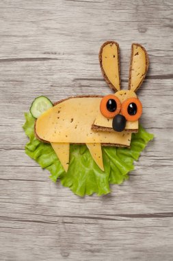 Ekmek, peynir ve sebze gemide yapılan tavşan