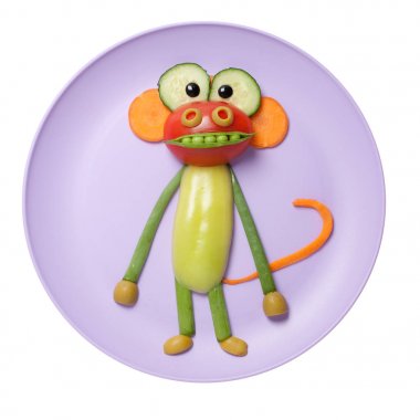 Pembe plaka üzerinde yapılan komik sebze maymun