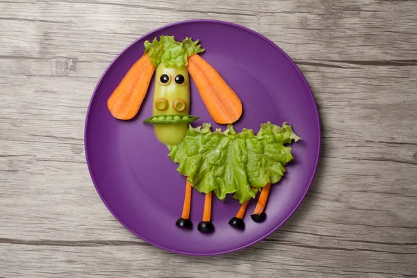 Moutons faits de nourriture sur assiette et table — Photo