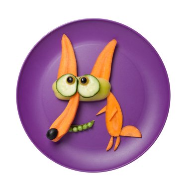 Çiğ havuç plaka üzerinde yapılmış Fox