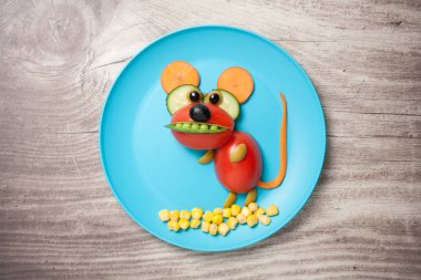 Sebze tabağı ve masa fare yapılan