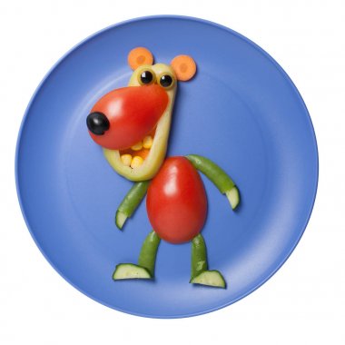 Mavi plaka üzerinde çeşitli sebzelerin derlenmiş komik ayı