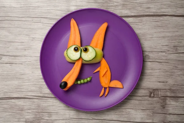 Fox gjord av färska grönsaker på tallriken och styrelsen — Stockfoto
