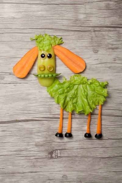 Koyun eğlenceli yapılmış salata ve havuç