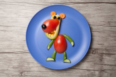 Çiğ sebze tabağı ve yönetim kurulu ayı yapılmış