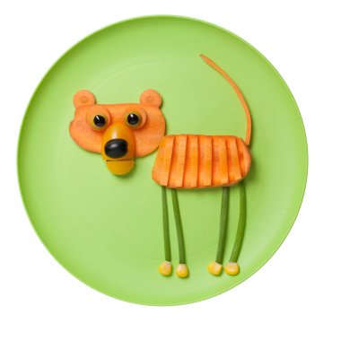 Taze meyve plaka üzerinde derlenmiş komik kaplan