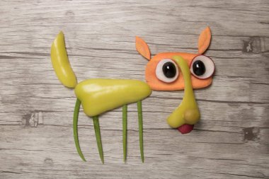 Ahşap arka plan üzerinde yapılan sürpriz sebze kurt