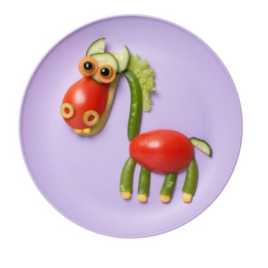 Plaka üzerinde çiğ sebze derlenmiş at