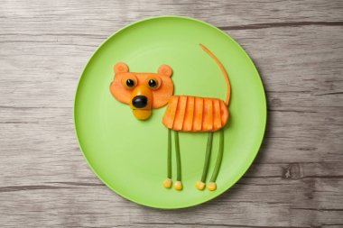 Yeşil plaka üzerinde çiğ gıda kaplan yapılmış