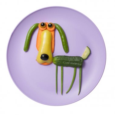 Pembe plaka üzerinde çiğ sebze köpek yaptı