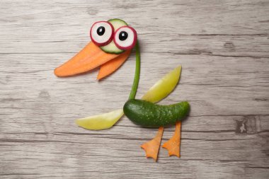 Ahşap tahta üzerinde çiğ sebze derlenmiş ördek