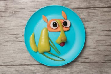 Çiğ sebze tabağı ve masa kurt yapılmış