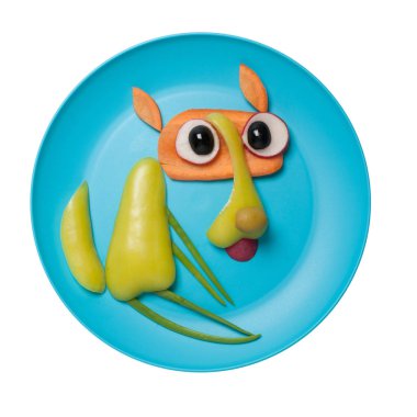 Sebze plaka üzerinde derlenmiş komik oturma kurt