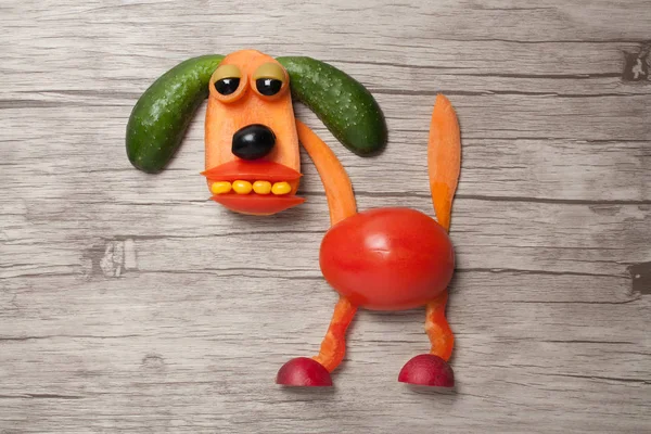 Yorgun sebze köpek üzerinde ahşap arka plan yaptı