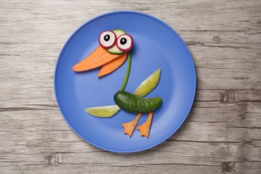 Plaka ve tahta üzerinde yapılan komik sebze ördek