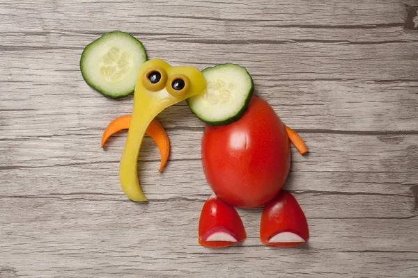 Ahşap arka plan üzerinde derlenmiş komik sebze fil