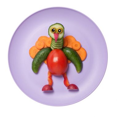 Pembe plaka üzerinde derlenmiş komik sebze tavus kuşu