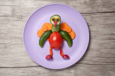 Çiğ sebze plaka üzerinde yapılmış tavus kuşu