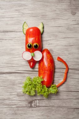 Komik kedi biber ahşap arka plan üzerinde yapılan