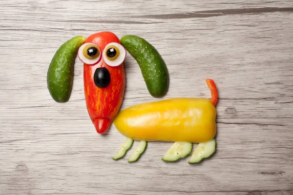 Biber ve salatalık ahşap arka plan üzerinde yapılmış köpek