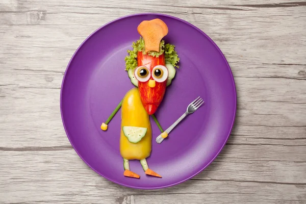 Çatal ile komik aşçı sebze plaka üzerinde yapılan