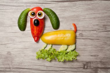 Biber, salatalık ve salata gemide köpek yaptı