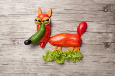 Kurnaz tilki taze sebze ahşap tahta üzerinde yapılan