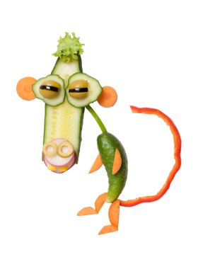 Beyaz arka plan üzerinde sebze ile yapılan maymun