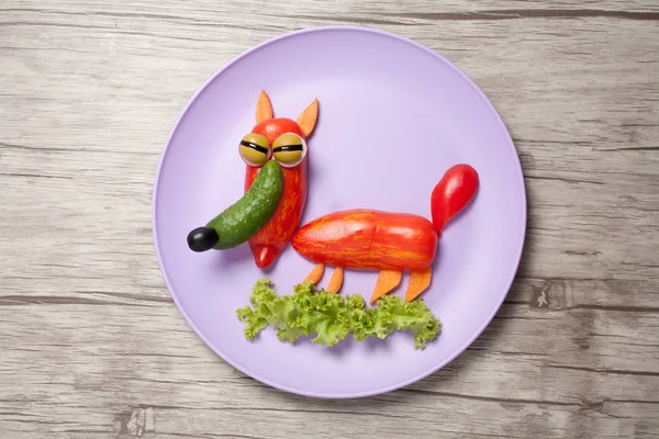 Kurnaz tilki taze sebze tabağı ve tablo üzerinde yapılan