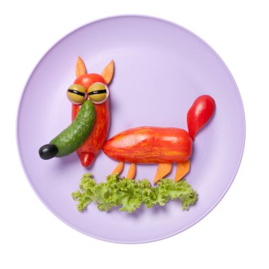 Kurnaz tilki taze sebze mor plaka üzerinde yapılan