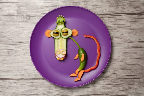 Komik sebze maymun mor plaka ve masa