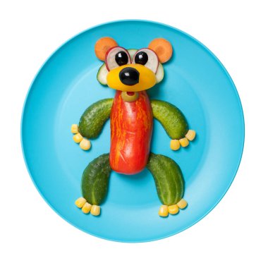 Mavi plaka üzerinde sebze ile yapılan ayı