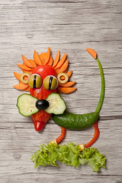 Gemide çiğ gıda komik aslan yapılmış