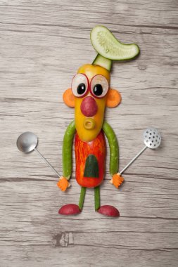 Cook sebze ve ahşap zemin üzerine kaşık ile yapılan