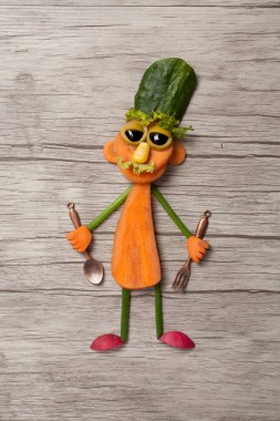 Havuç yemek kaşık ve çatal ahşap arka plan üzerinde