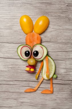 Ahşap arka plan üzerinde sebze ile oluşan hare
