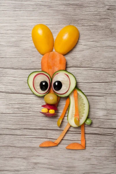 Ahşap arka plan üzerinde sebze ile oluşan hare