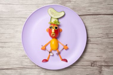 Kaşık ve çatal tabak ve masa ile sebze yemek