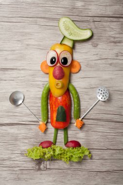 Ahşap zemin üzerine kaşık ile sebze yemek